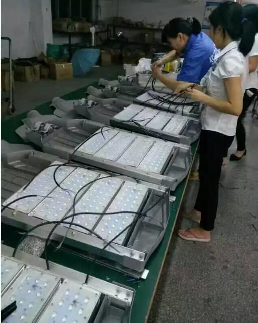 華可太陽(yáng)能團隊趕貨中 華可太陽(yáng)能團隊趕貨中