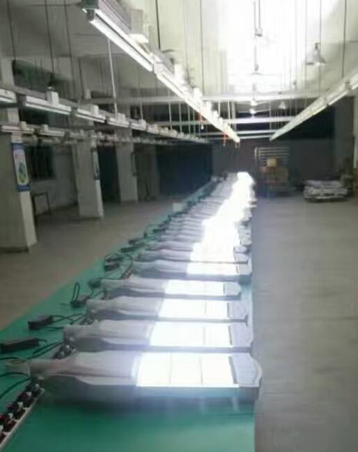 華可太陽(yáng)能團隊趕貨中 華可太陽(yáng)能團隊趕貨中