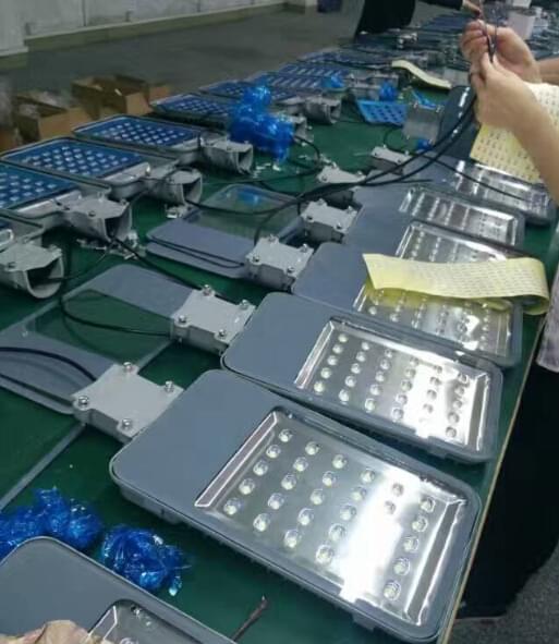 華可太陽(yáng)能路燈車(chē)間加班