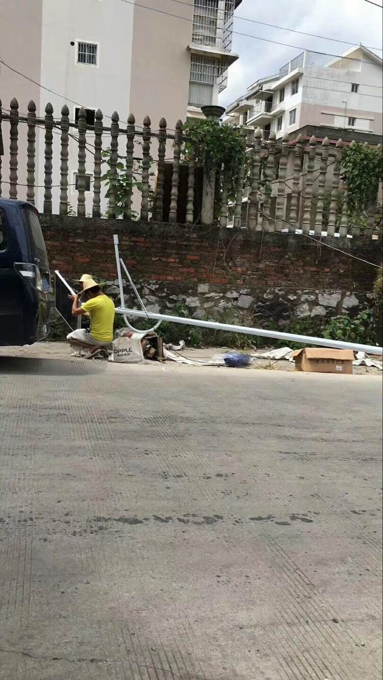 農村led太陽(yáng)能路燈安裝中 農村led太陽(yáng)能路燈安裝中