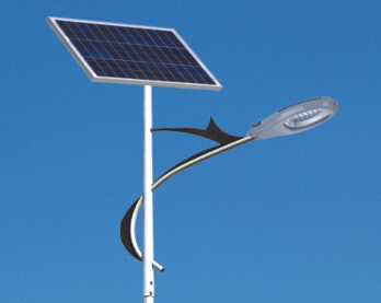 新型農村太陽(yáng)能路燈解決了陰雨天不亮的問(wèn)題