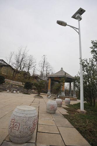 新聞：太陽(yáng)能路燈點(diǎn)亮美麗新農村
