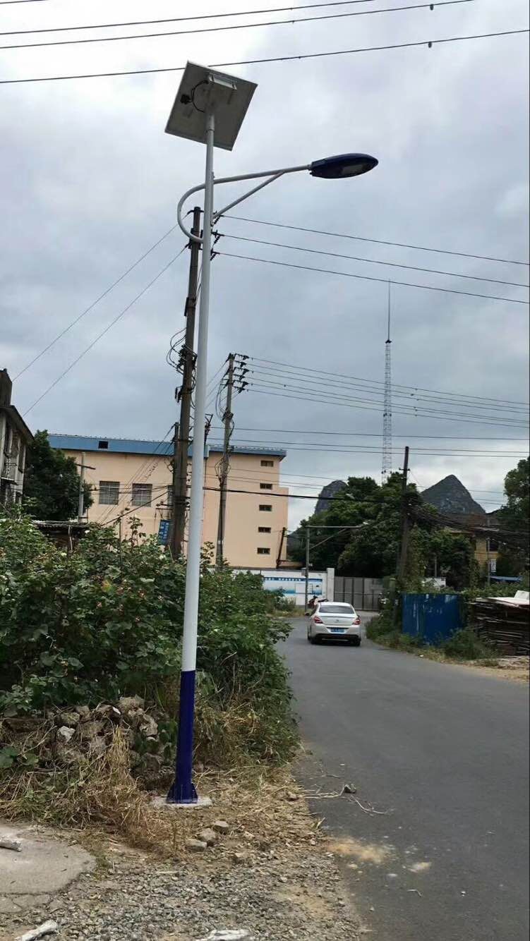 華可工程：廣西周總6米30W農村太陽(yáng)能路燈完畢！