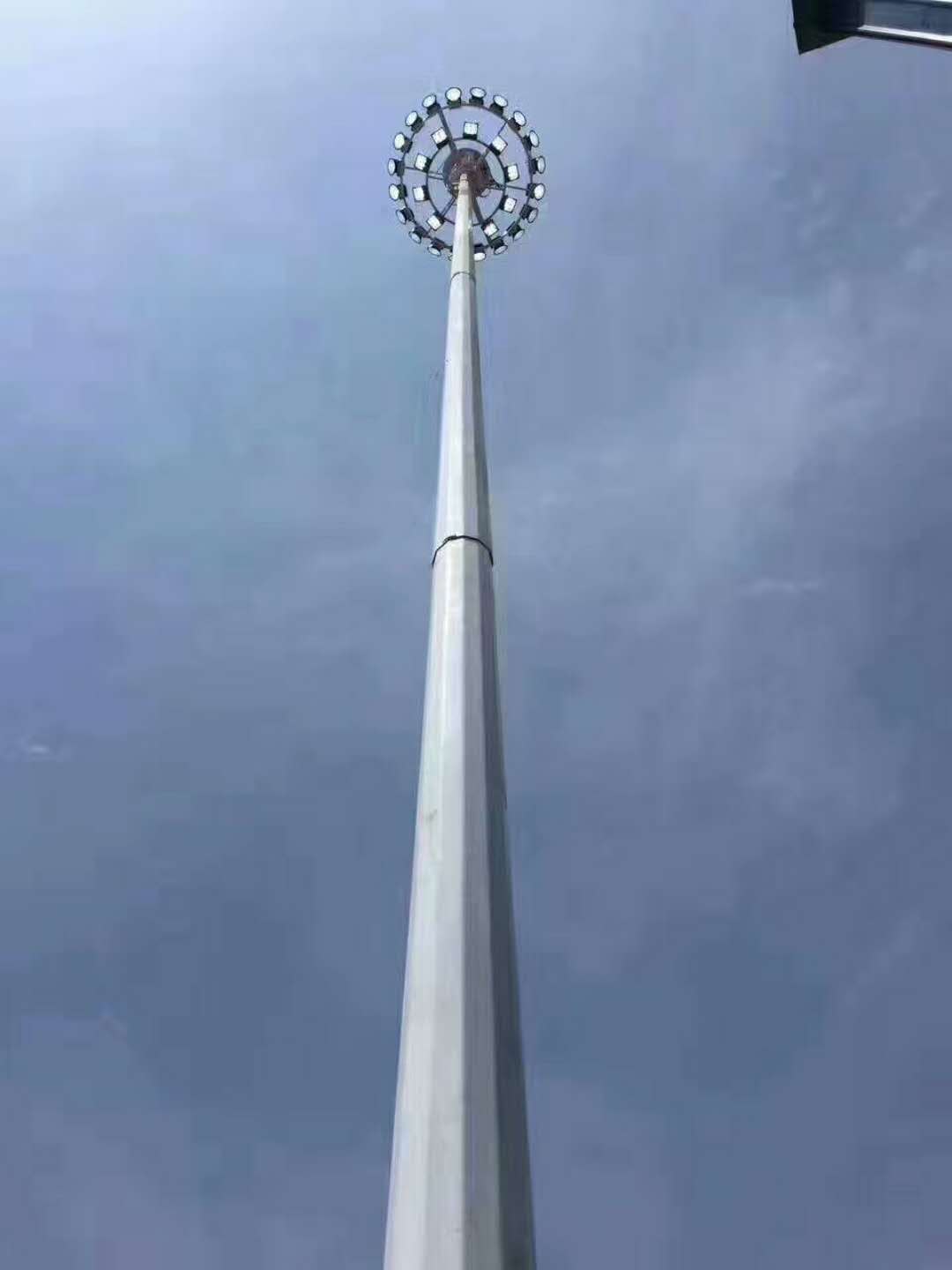 湖南邵陽(yáng)25米升降式led高桿燈安裝中！